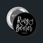 Badge Rond 5 Cm Porteur de l'anneau | Style de script Noir Mariage<br><div class="desc">Faites de votre porte-bague un personnage spécial grâce à ce bouton de nom personnalisé. Il comporte les mots "Ringporteur" dans un texte élégant de style script. En dessous,  il y a un endroit pour son nom ou ses initiales.</div>