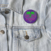 BADGE ROND 5 CM POSE-MOI POURQUOI (En situation)