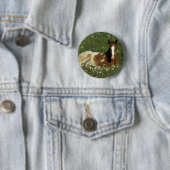 Badge Rond 5 Cm Poulain d'Appaloosa fixant en fleurs (En situation)