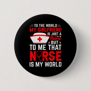 Badge Rond 5 Cm Pour le monde, ma petite amie est juste une infirm
