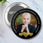 Badge Rond 5 Cm Pour toujours dans nos coeurs Garder la photo funé<br><div class="desc">Honorer votre être aimé avec ce beau bouton avec une photo surlignée par 3 coeurs de brosse en faux or. Ajoutez votre texte personnalisé pour personnaliser. Modifiez facilement la couleur de l'arrière - plan en fonction de vos besoins. La mémoire de conservation parfaite à distribuer à la famille et aux...</div>