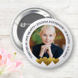 Badge Rond 5 Cm Pour toujours dans nos coeurs Gold Keepsaké Funera<br><div class="desc">Honorer votre être aimé avec ce beau bouton avec une photo surlignée par 3 coeurs de brosse en faux or. Ajoutez votre texte personnalisé pour personnaliser. Modifiez facilement la couleur de l'arrière - plan en fonction de vos besoins. La mémoire de conservation parfaite à distribuer à la famille et aux...</div>