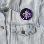 Badge Rond 5 Cm Pourpre de Fleur De Lis Sequins de bijou (En situation)