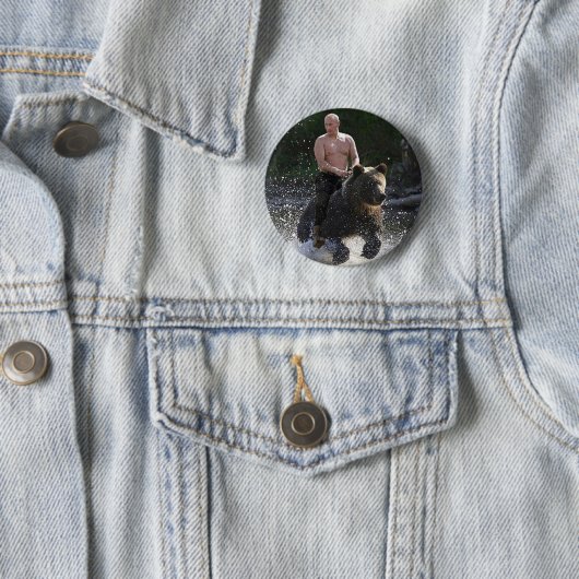 Badge Rond 5 Cm Poutine monte un ours ! (En situation)