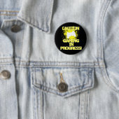 Badge Rond 5 Cm Précaution, jeu en cours (En situation)