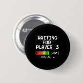 Badge Rond 5 Cm Pregnancy Announcement 2026 Waiting For Player 3 D (Devant & derrière)