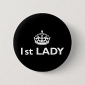 Badge Rond 5 Cm Première dame | Funny Royal Satire (Devant)