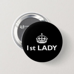 Badge Rond 5 Cm Première dame   Funny Royal Satire