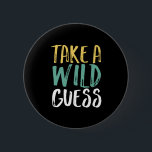Badge Rond 5 Cm Prenez Une Citation Inspirationnelle De Wild Guess<br><div class="desc">Prenez Un Devin Sauvage. Conception de citation inspirante et motivante pour ceux qui ont de bons intuitions, intuitions, divinations, prédictions, et sixième sens. Marchandises vintages et en détresse cool pour ceux qui aiment deviner. Parfait pour la Journée nationale de l'intendance sauvage. Grand cadeau de Noël et cadeau d'anniversaire pour la...</div>