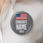 Badge Rond 5 Cm Preppy American Flag Red White Custom Campaign<br><div class="desc">Un bouton patriotique avec un drapeau américain moderne. L'aspect gris arrière - plan et rouge, blanc et bleu, a une allure nautique, américane. Vous pouvez l'utiliser pour n'importe quelle campagne locale ou régionale. Il suffit d'ajouter le nom du candidat et l'année ou le poste. Consultez notre magasin pour d'autres candidats...</div>