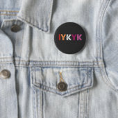 Badge Rond 5 Cm Pride lesbienne IYKYK (En situation)