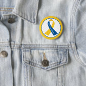 Badge Rond 5 Cm Priez pour l'Ukraine Ruban bleu jaune (En situation)