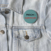 BADGE ROND 5 CM PRISON -, SURVIVANT ! (En situation)
