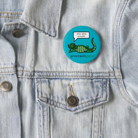 Badge Rond 5 Cm Procrastigator (ensuite tandis que, crocodile) (En situation)