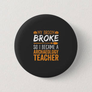 Badge Rond 5 Cm Professeur d'archéologie Balai d'Halloween cassé