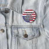 BADGE ROND 5 CM PROMESSES FAITES, DRAPEAU CASSÉ PAR PROMESSES (En situation)