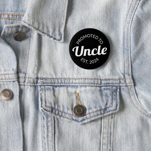 Badge Rond 5 Cm Promu À Oncle Est. 2024 I (En situation)