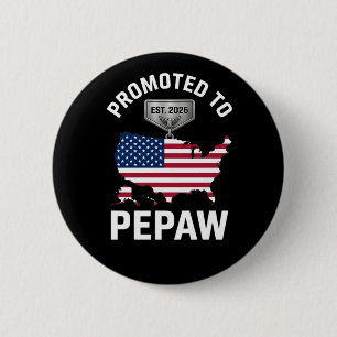 Badge Rond 5 Cm Promu Pepaw EST 2026 Drapeau USA Drôle Bientôt
