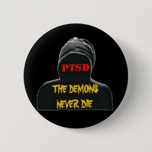 BADGE ROND 5 CM PTSD : LES DÉMONS NE MEURENT JAMAIS SUR UTTON (Devant)