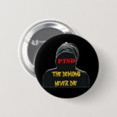 BADGE ROND 5 CM PTSD : LES DÉMONS NE MEURENT JAMAIS SUR UTTON (Devant & derrière)