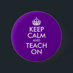 Badge Rond 5 Cm Purple et blanc Gardez le calme et Enseigner<br><div class="desc">Conception de texte personnalisable en violet et blanc "Keep Calm and Teach On". Vous pouvez créer votre propre parodie et modifier le libellé.</div>