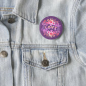 Badge Rond 5 Cm Purple LOVE dans l'aquarelle Fleurs (En situation)
