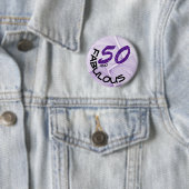 Badge Rond 5 Cm Purple Parties scintillant Girly 50 et la typograp (En situation)