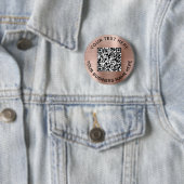 Badge Rond 5 Cm QR Code promotionnel Rose Gold (En situation)