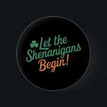 Badge Rond 5 Cm Que Les Shenanigans Commencent Un St patrick Irlan<br><div class="desc">Que Les Shenanigans Commencent Un Jour de la Saint Patrick Irlandais Drôle</div>