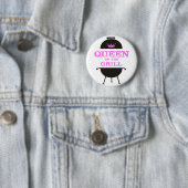 Badge Rond 5 Cm Queen Of The Grill, Couronne Rose (En situation)