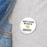 Badge Rond 5 Cm Quel ami nous avons dans les fromages<br><div class="desc">Déclare ton amour pour la déliciosité laitière avec ce bouton minable. Un design amusant et rétro présente une illustration de roue de fromage jaune et "What a Friend We Have in Cheeses" en caractères noirs.</div>
