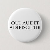 Badge Rond 5 Cm Qui Audet Adipiscitur (Devant)