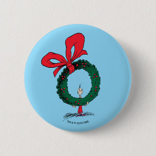 Badge Rond 5 Cm Qui regarde à travers la couronne de Noël