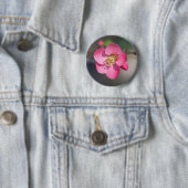 Badge Rond 5 Cm Quince à fleurs roses parfaite (En situation)