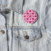 Badge Rond 5 Cm RAB Rockabilly Cherry Kisses en rose (En situation)