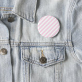 Badge Rond 5 Cm Rayures blanches et rose-clair (En situation)