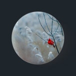 Badge Rond 5 Cm Red Cardinal dans Winter Nature Photo de Christmas<br><div class="desc">Bouton avec une photo nature pittoresque représentant un cardinal rouge vif. Contrasté par rapport à un arrière-plan hivernal extérieur avec la neige tombant doucement vers le bas.</div>