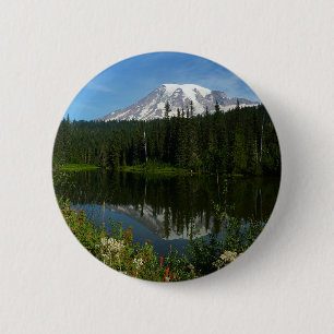 Badge Rond 5 Cm Reflet du lac du mont Rainier avec des fleurs sauv