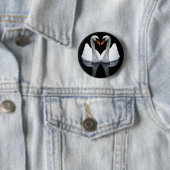 Badge Rond 5 Cm Réflexions de l'amour, forme de coeur, cygnes (En situation)