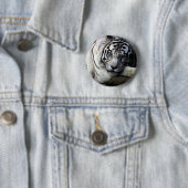 Badge Rond 5 Cm Regard fixe blanc de tigre (En situation)