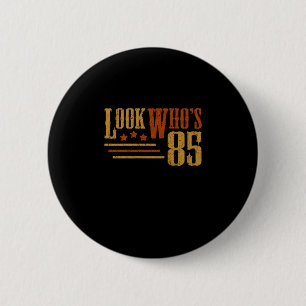 Badge Rond 5 Cm Regardez Qui 85 Ans Amusant 85e Anniversaire Cadea