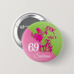 Badge Rond 5 Cm Regardez qui a 69 ans   00ème anniversaire - rose