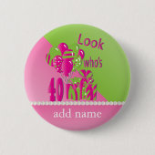 Badge Rond 5 Cm Regardez qui est 40 dans le rose - le quarantième (Devant)