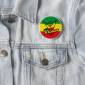 Badge Rond 5 Cm Reggae Shaka Mains aux couleurs reggae (En situation)