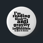 Badge Rond 5 Cm Réserver sur Anti Gravity Funky Science Geek Puns<br><div class="desc">Je suis en train de lire un livre sur l'anti-gravité et il est impossible de le poser. Un jeu de mots de science amusant pour ceux qui aiment étudier la science. Cool et humoristique citent des articles pour les étudiants du collège qui se spécialisent en physique. Parfait pour les scientifiques...</div>