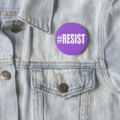 BADGE ROND 5 CM #RESIST (En situation)