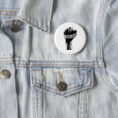 Badge Rond 5 Cm Résiste Avec Un Poing (En situation)