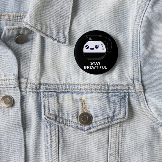 Badge Rond 5 Cm Restez Brewtiful Funny Coffee Pot Pun Dark BG (En situation)