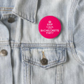 Badge Rond 5 Cm Restez calme C'est ma fête de bachelorette rose ch (En situation)
