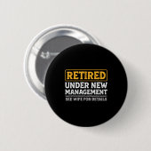 Badge Rond 5 Cm Retired Under New Management Funny Mens Husband Re (Devant & derrière)